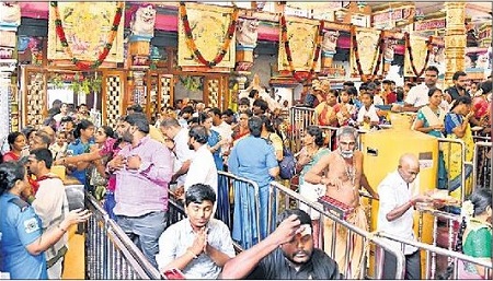 దుర్గమ్మ సన్నిధిలో భక్తుల రద్దీ