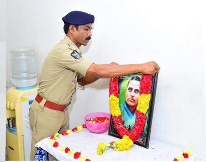 అమరజీవి శ్రీ పొట్టి శ్రీరాములు 70వ వర్ధంతి సందర్భంగా ఘనంగా నివాళి అర్పించిన అడ్మిన్ డిప్యూటి  పోలీస్ కమీషనర్ శ్రీ మోకా సత్తిబాబు గారు