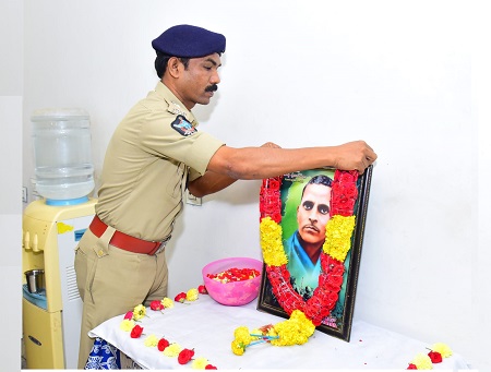అమరజీవి శ్రీ పొట్టి శ్రీరాములు 70వ వర్ధంతి సందర్భంగా ఘనంగా నివాళి అర్పించిన అడ్మిన్ డిప్యూటి  పోలీస్ కమీషనర్ శ్రీ మోకా సత్తిబాబు గారు
