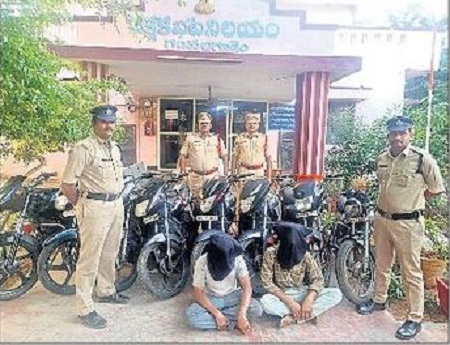 ఇద్దరు బైక్ దొంగలు అరెస్ట్
