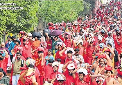 ఎరుపెక్కిన ఇంద్రకీలాద్రి...