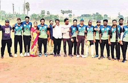 రసవత్తరంగా ఈపీఎల్ క్రికెట్ టోర్నీ