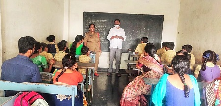 సోషల్ మీడియా మరియు సైబర్ క్రైమ్ నేరాలపై విద్యార్థులకు అవగాహన మరియు చేరువ వాహనం ద్వారా ప్రజలకు అవగాహన
