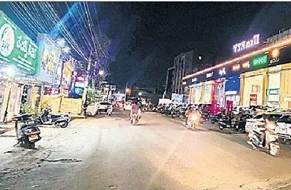ఈవెంట్స్ కు అడ్డా.. పిన్నమనేని పాలిక్లీనిక్ రోడ్డు