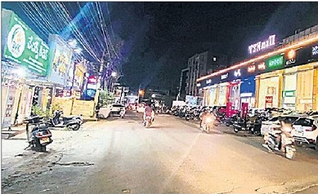 ఈవెంట్స్ కు అడ్డా.. పిన్నమనేని పాలిక్లీనిక్ రోడ్డు