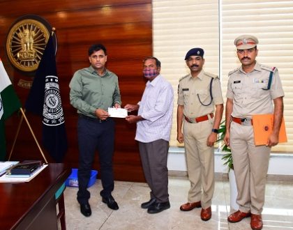 పదవీ విరమణ చేసిన హోంగార్డు కుటుంబాలకు ఆర్ధిక సహాయం అందజేత