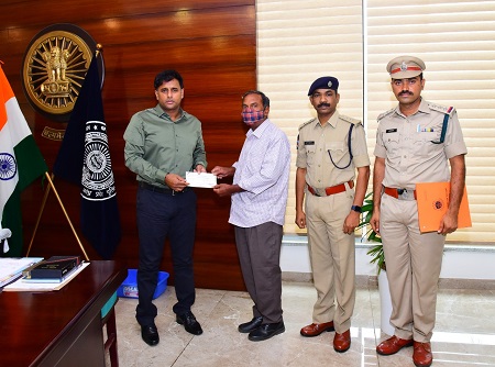 పదవీ విరమణ చేసిన హోంగార్డు కుటుంబాలకు ఆర్ధిక సహాయం అందజేత
