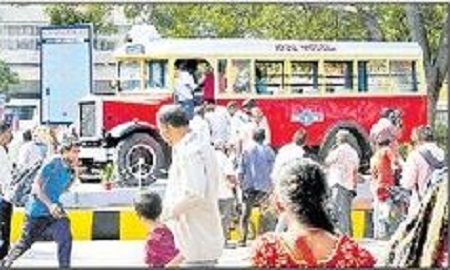 ప్రజల సందర్శనకు తొలి తరం బస్సు