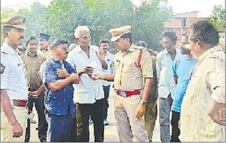 నో ఎంట్రీ టైంలో  వస్తున్న వాహనాల నిలిపివేత