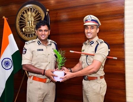 నగర పోలీస్ కమీషనర్ గారిని మర్యాద పూర్వకంగా కలిసిన డీసీపీ విశాల్ గున్ని ఐపిఎస్ గారు