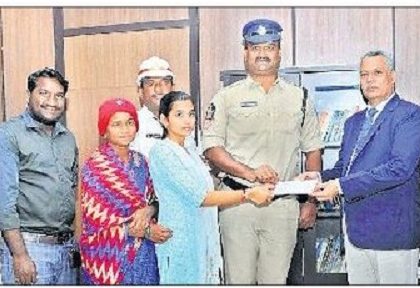 దాతృత్వం చాటుకున్న పోలీసులు