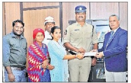 దాతృత్వం చాటుకున్న పోలీసులు