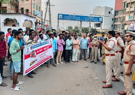 హెల్మెట్ ధరించి ప్రయాణించడంలోనే ఆనందం