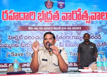 ట్రాఫిక్ నిబంధనలు పాటిస్తే ప్రమాదాలను నివారించవచ్చు