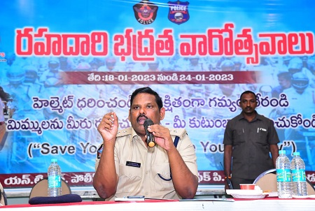 ట్రాఫిక్ నిబంధనలు పాటిస్తే ప్రమాదాలను నివారించవచ్చు