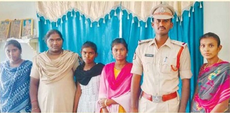 బాలిక అదృశ్యం  కేసుసుఖాoతం తల్లిదండ్రుల వద్దకు చేర్చిన పోలీసులు