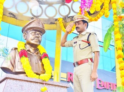 స్వర్గీయ శ్రీ కె.ఎస్. వ్యాస్, ఐపీఎస్ గారికి శ్రద్దాంజలి ఘటించిన డీసీపీ శ్రీ M. సత్తిబాబు గారు