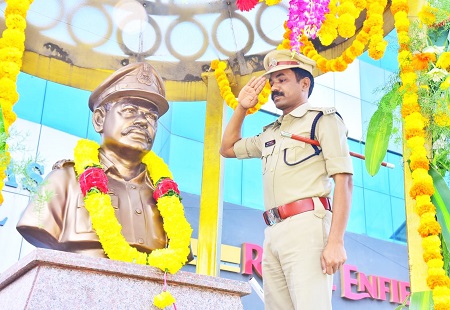 స్వర్గీయ శ్రీ కె.ఎస్. వ్యాస్, ఐపీఎస్ గారికి శ్రద్దాంజలి ఘటించిన డీసీపీ శ్రీ M. సత్తిబాబు గారు