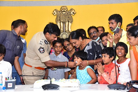 చిన్నారుల మధ్య నూతన వత్సర వేడుకలు