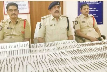 370 కోడి కత్తులు స్వాధీనం