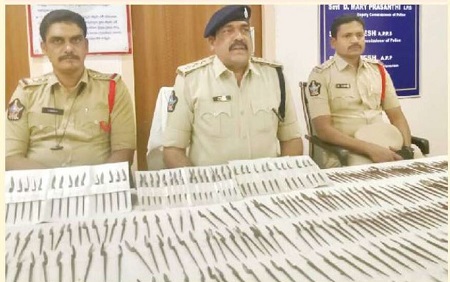 370 కోడి కత్తులు స్వాధీనం