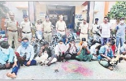 కోడి పందేల శిబిరంపై పోలీసుల దాడి