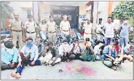 కోడి పందేల శిబిరంపై పోలీసుల దాడి