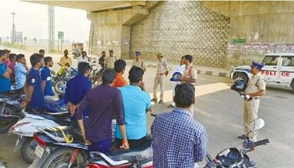 రోడ్డు ప్రమాదాలపై వాహనదారులకు అవగాహన