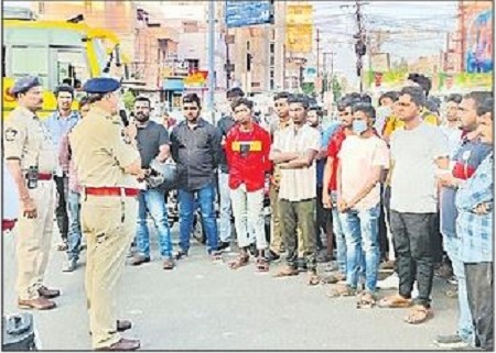 హెల్మెట్ పెట్టుకోండి.. ప్రాణాన్ని రక్షించుకోండి