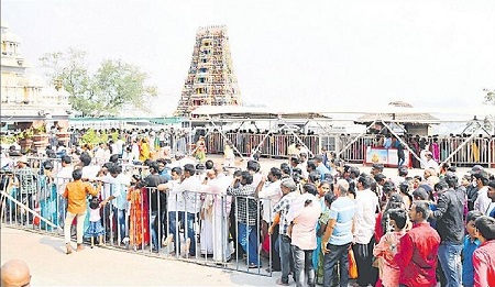 భక్తులతో పోటెత్తిన ఇంద్రకీలాద్రి