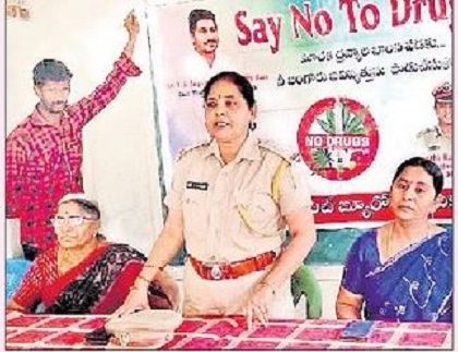 మత్తు పదార్థాలకు దూరంగా ఉండాలి