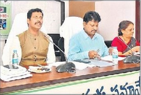 హాస్టల్ విద్యార్ధులతో ఆప్యాయంగా ఉండాలి
