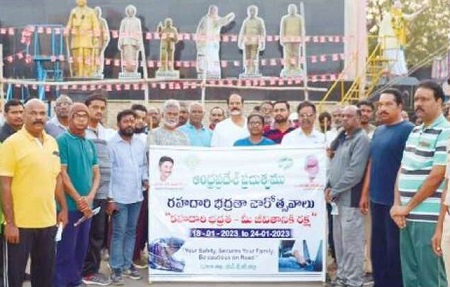నిబంధనలకు అనుగుణంగా వాహనాలు  నడపాలి