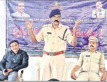 మత్తు పదార్థాలతో భవిష్యత్ ను పాడు చేసుకోవద్దు