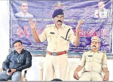 మత్తు పదార్థాలతో భవిష్యత్ ను పాడు చేసుకోవద్దు
