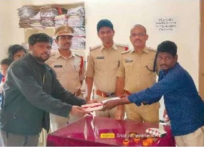 ఆటో వాలా నిజాయితీకి పోలీసుల రివార్డు