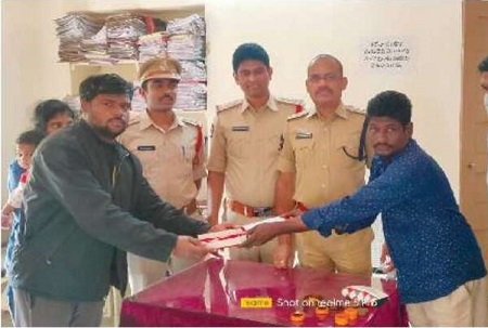 ఆటో వాలా నిజాయితీకి పోలీసుల రివార్డు