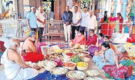 త్రిశక్తి పీఠంలో అమ్మవార్లకు విశేష పుష్పార్చన