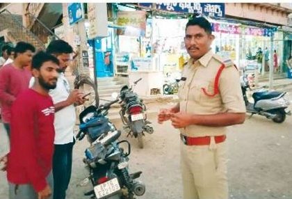 హెల్మెట్ తప్పనిసరి: ఎస్ఐ కౌన్సెలింగ్