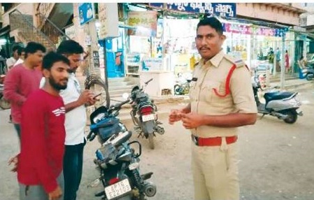 హెల్మెట్ తప్పనిసరి: ఎస్ఐ కౌన్సెలింగ్
