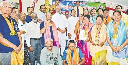పతకాలు సాధించిన మాస్టర్ ఆధ్లెట్లకు సన్మానం
