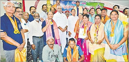 పతకాలు సాధించిన మాస్టర్ ఆధ్లెట్లకు సన్మానం