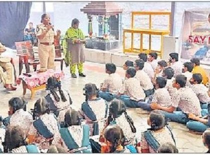 మాదక ద్రవ్యాలకు దూరంగా ఉండాలి