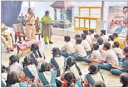 మాదక ద్రవ్యాలకు దూరంగా ఉండాలి