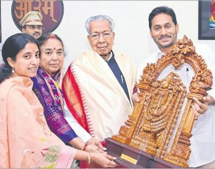 ప్రజాస్వామ్య స్ఫూర్తితో గవర్నర్ సేవలు