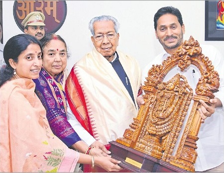ప్రజాస్వామ్య స్ఫూర్తితో గవర్నర్ సేవలు