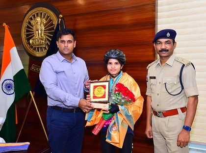 సైకిల్ యాత్రికురాలు ఆష సంకల్పం స్పూర్తిదాయకం