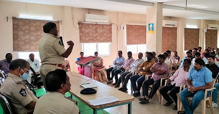 ట్రాఫిక్ సమస్యల నివారణకు సహకరించండి: డీసీపీ