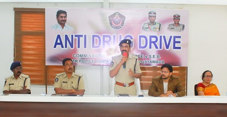 మత్తు పదార్థాలకు దూరంగా ఉండాలి