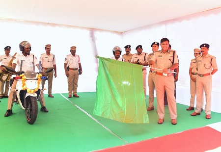 ట్రాఫిక్ నియంత్రణ పరికరాల అందజేత